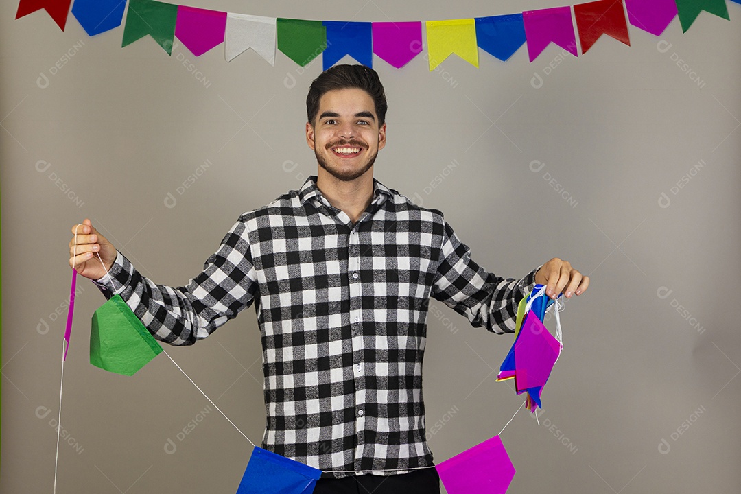 Homem jovem usando roupas típicas festa junina sobre fundo isolado