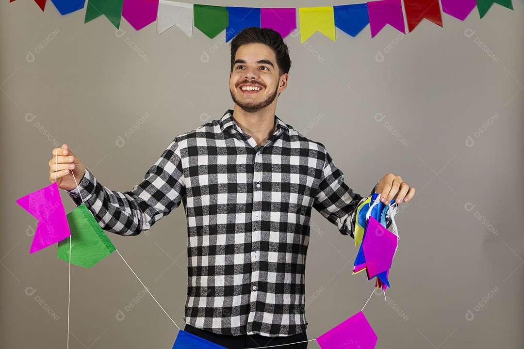 Homem jovem usando roupas típicas festa junina sobre fundo isolado