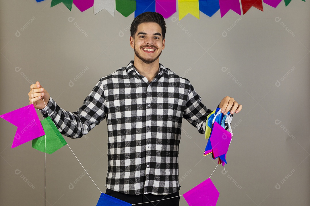 Homem jovem usando roupas típicas festa junina sobre fundo isolado