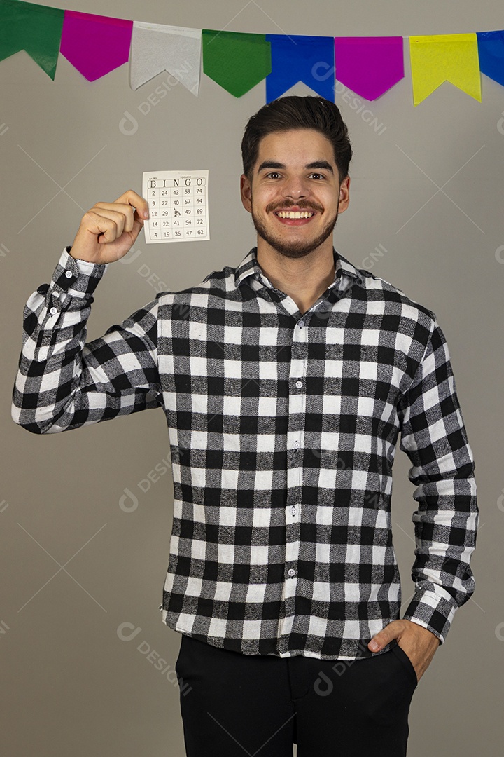 Homem jovem usando roupas típicas festa junina sobre fundo isolado