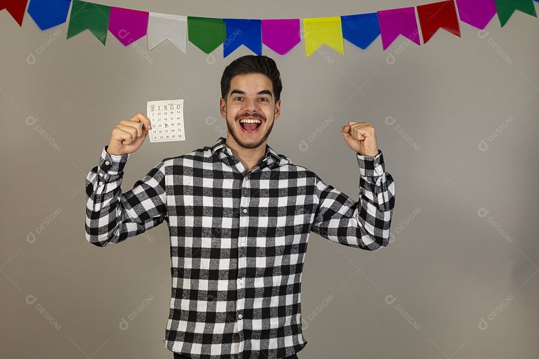 Homem jovem usando roupas típicas festa junina sobre fundo isolado