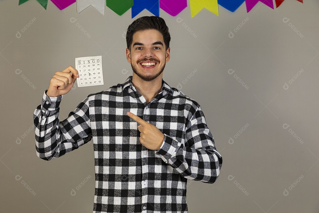 Homem jovem usando roupas típicas festa junina sobre fundo isolado