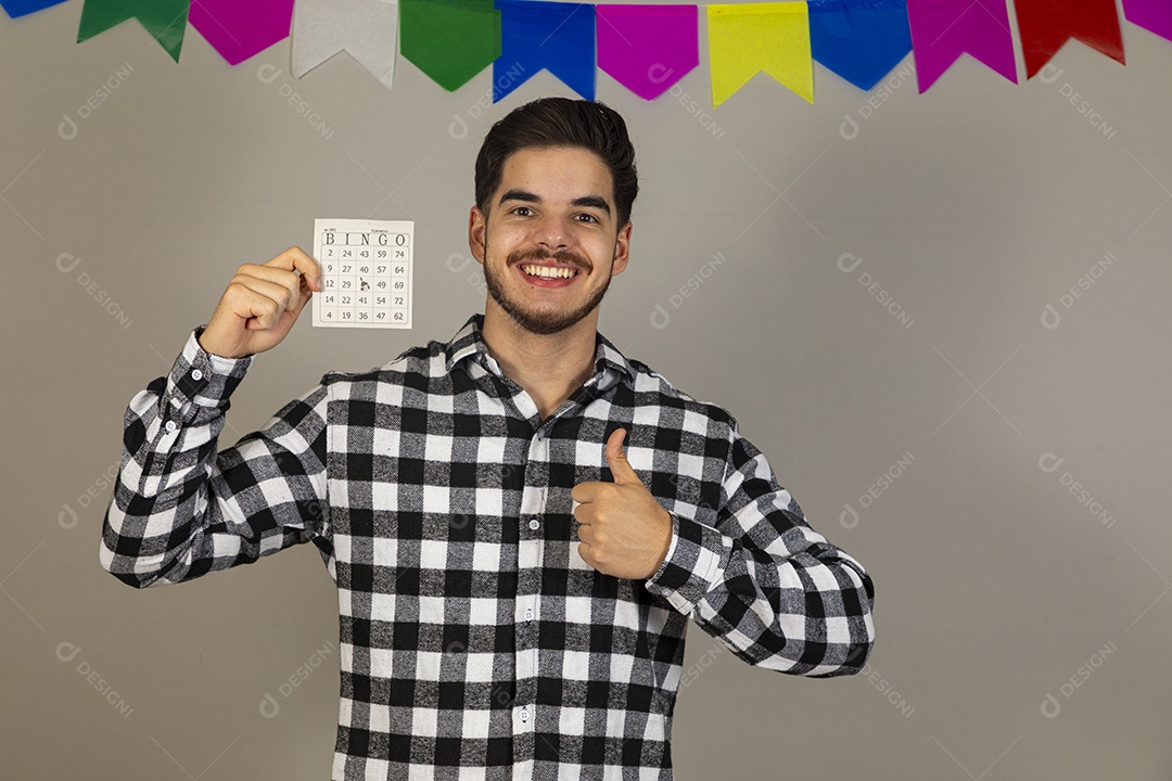 Homem jovem usando roupas típicas festa junina sobre fundo isolado