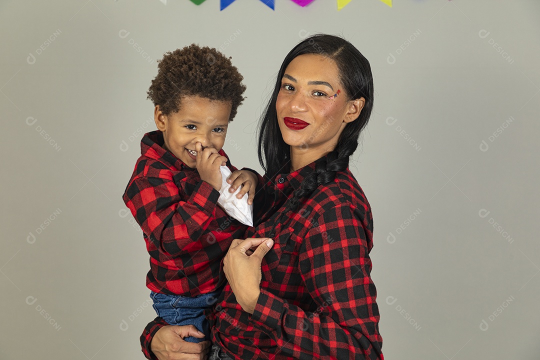 Mãe jovem usando roupas típicas festa junina sobre fundo isolado ao lado de seu filho