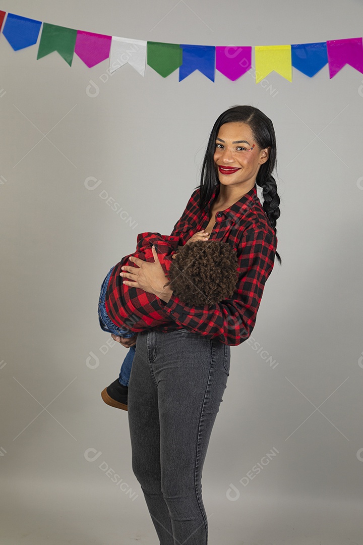 Mãe jovem usando roupas típicas festa junina sobre fundo isolado ao lado de seu filho