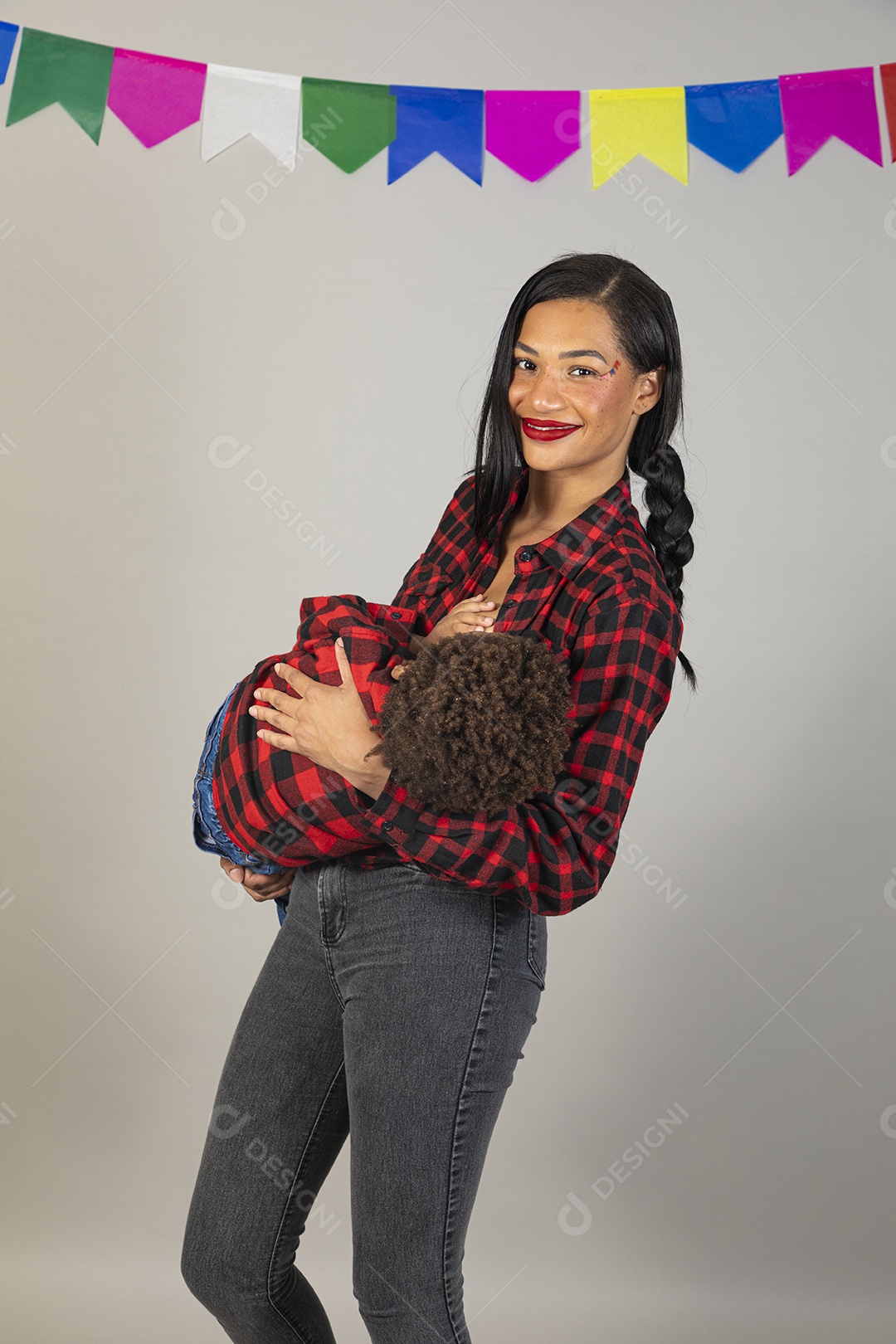 Mãe jovem usando roupas típicas festa junina sobre fundo isolado ao lado de seu filho