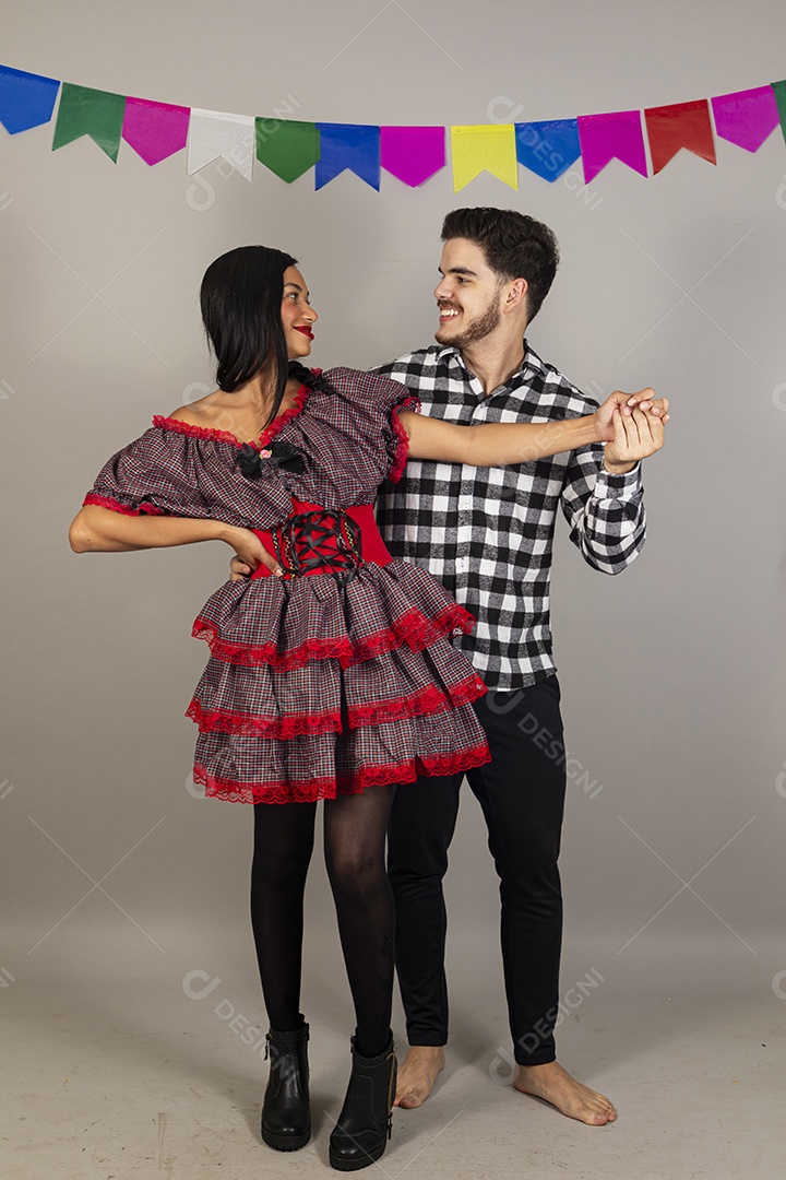 Lindo casal de jovem usando trajes típicos de festa junina