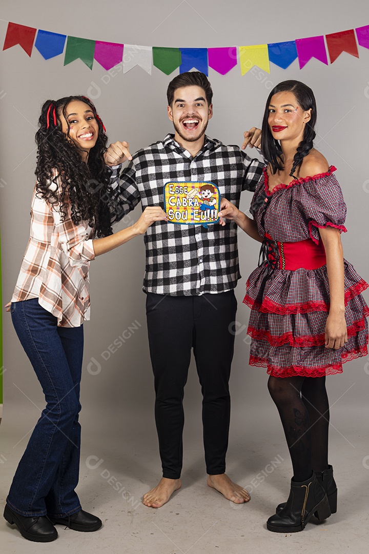 Grupo de amigos jovens usando trajes típicos de festa junina