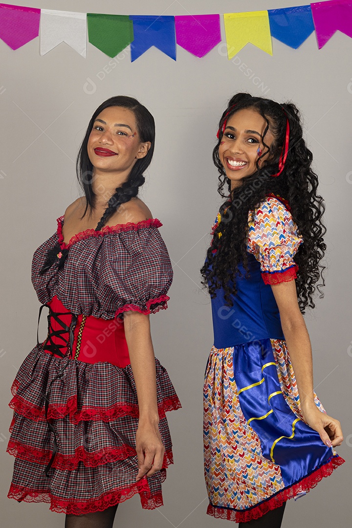 Lindas mulheres usando roupas típicas festa junina sobre fundo isolado