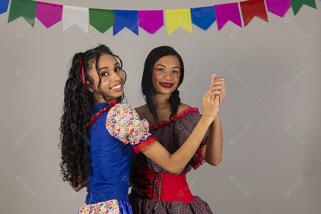 Lindas mulheres usando roupas típicas festa junina sobre fundo isolado