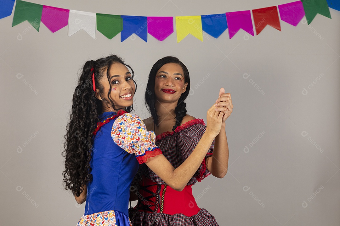 Lindas mulheres usando roupas típicas festa junina sobre fundo isolado