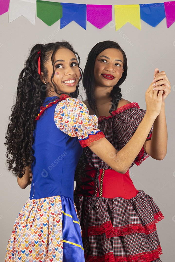 Lindas mulheres usando roupas típicas festa junina sobre fundo isolado