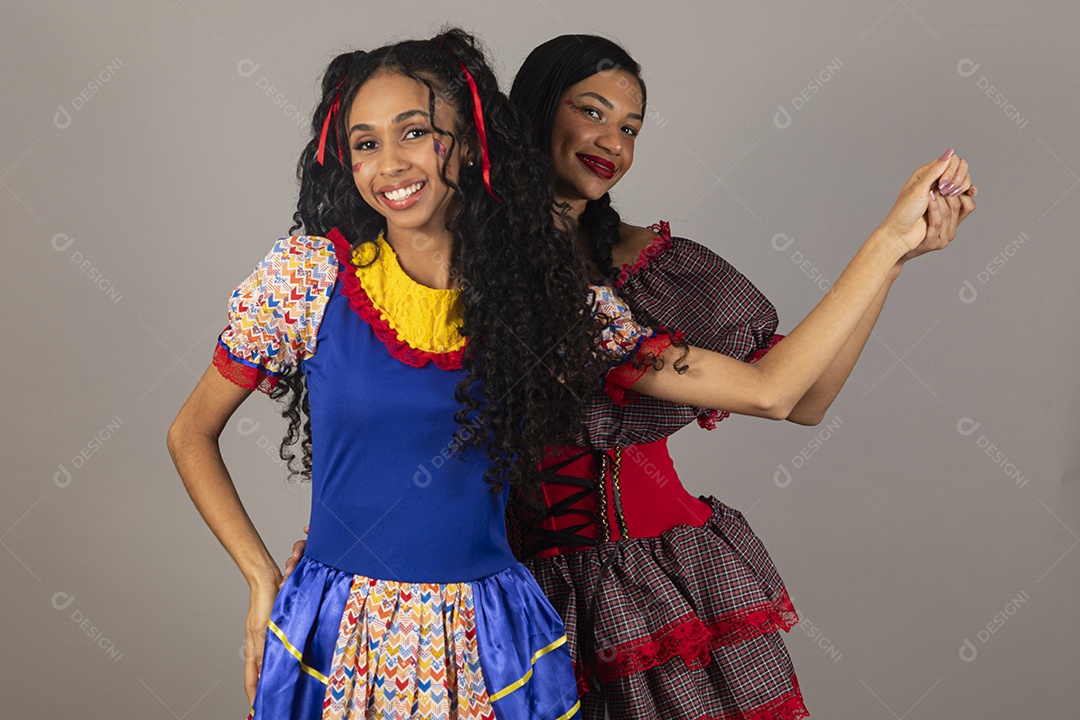 Lindas mulheres usando roupas típicas festa junina sobre fundo isolado