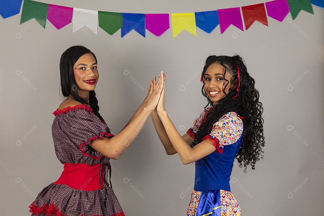 Lindas mulheres usando roupas típicas festa junina sobre fundo isolado