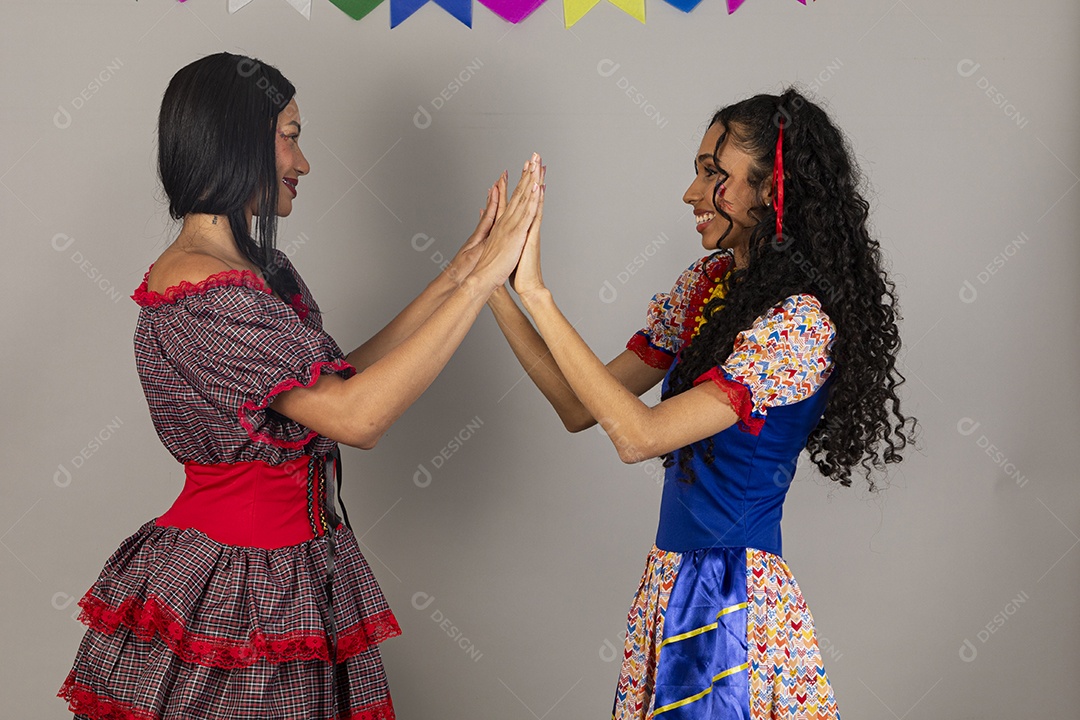 Lindas mulheres usando roupas típicas festa junina sobre fundo isolado