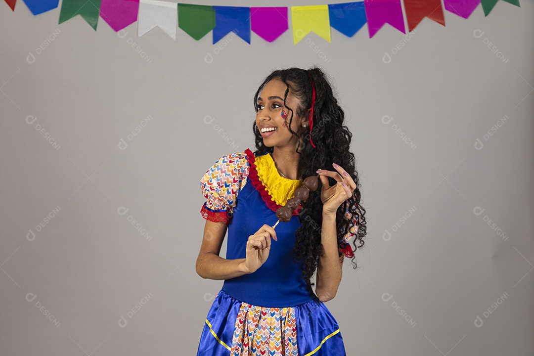 Lindo casal de jovens celebrando festa junina usando roupas típicas de São João