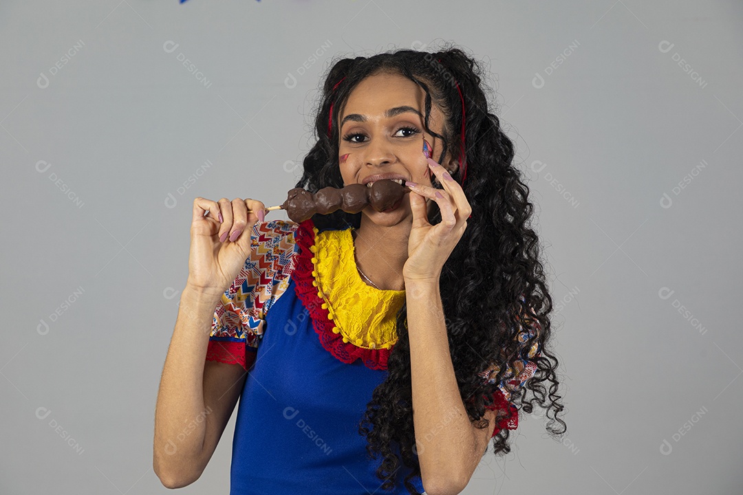 Lindo casal de jovens celebrando festa junina usando roupas típicas de São João