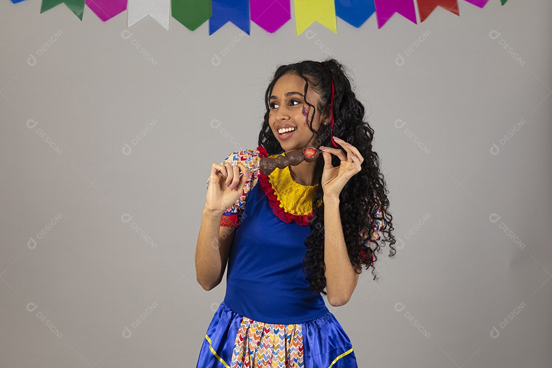 Linda criança usando roupas típicas festa junina sobre fundo isolado