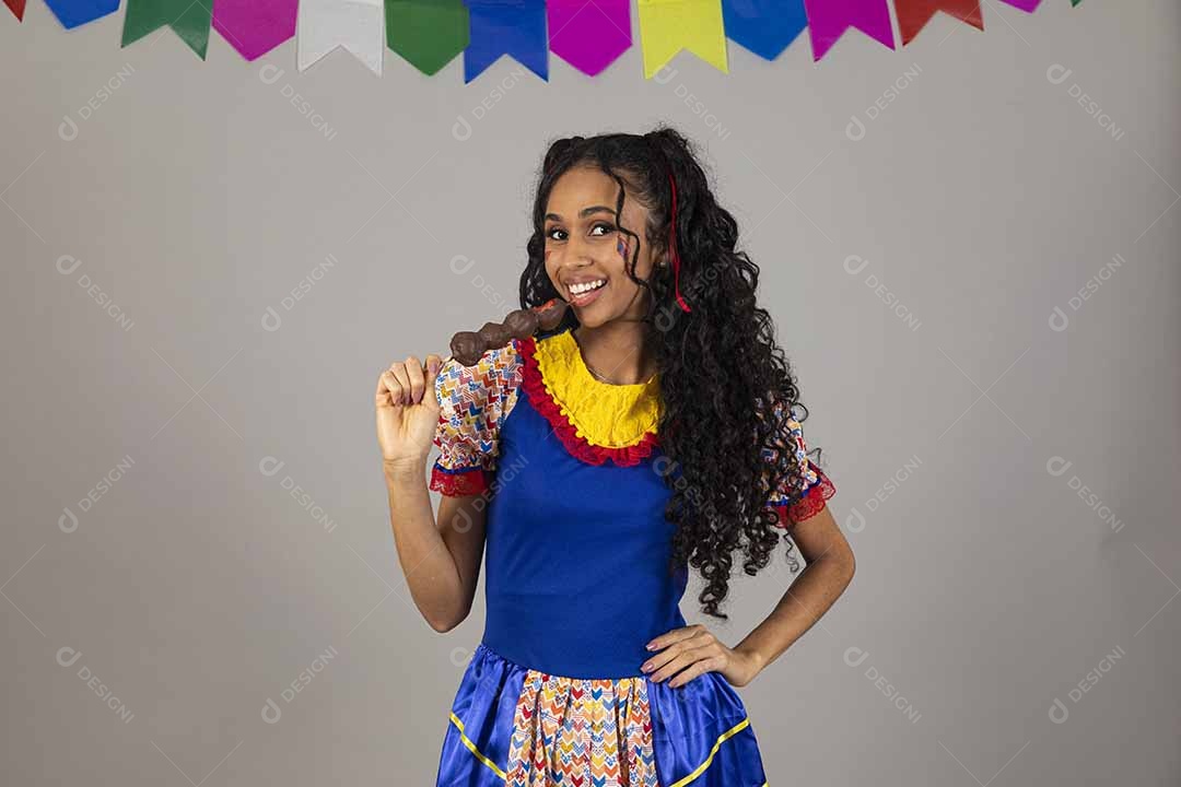 Lindo casal de jovens celebrando festa junina usando roupas típicas de São João