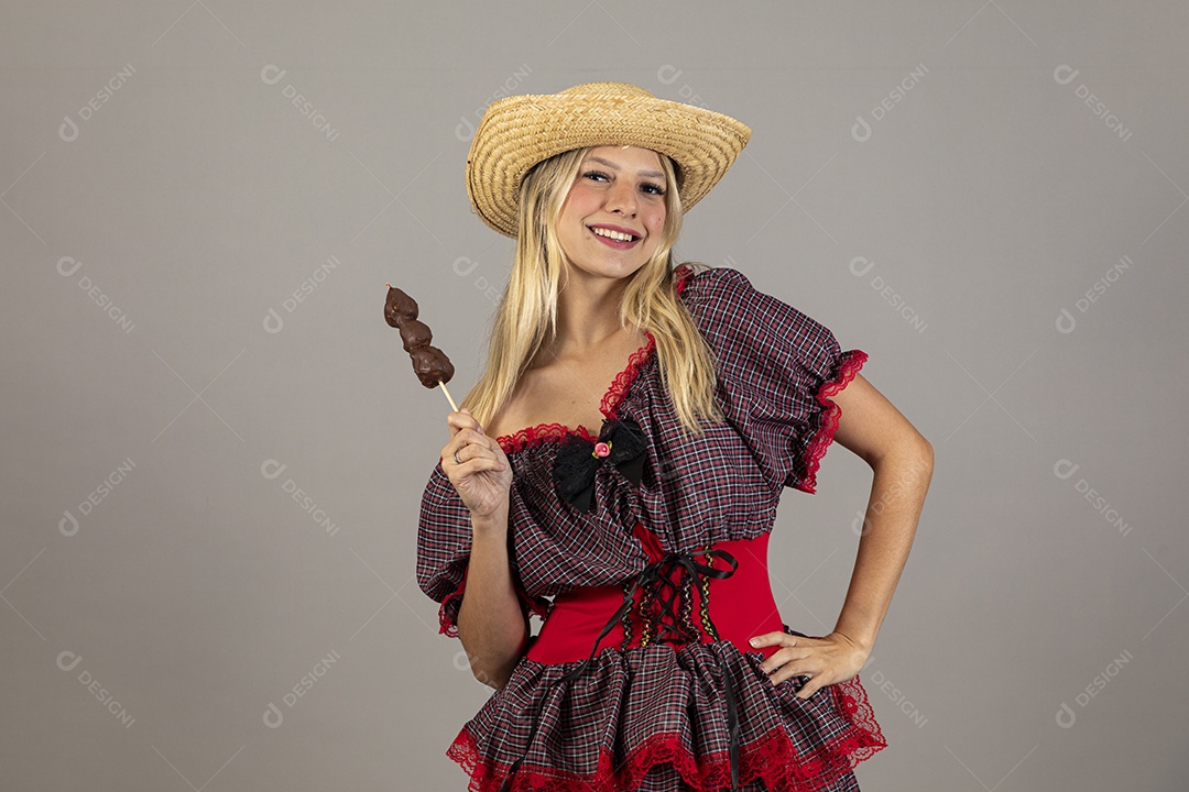 Linda mulher usando roupas típicas festa junina sobre fundo isolado