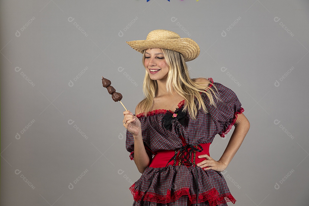 Linda mulher usando roupas típicas festa junina sobre fundo isolado