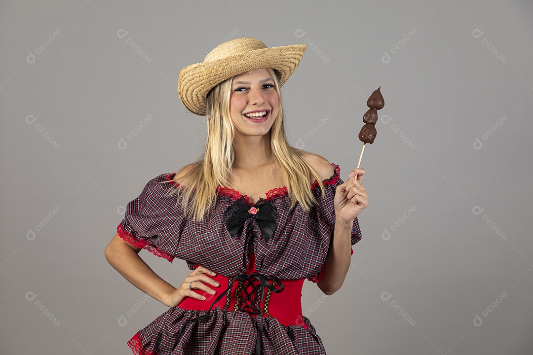 Linda mulher usando roupas típicas festa junina sobre fundo isolado