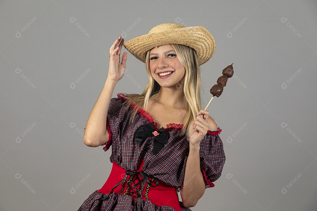 Linda mulher usando roupas típicas festa junina sobre fundo isolado
