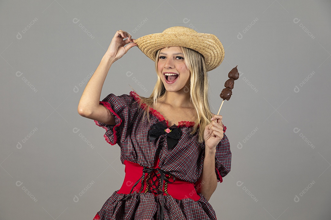 Linda mulher usando roupas típicas festa junina sobre fundo isolado