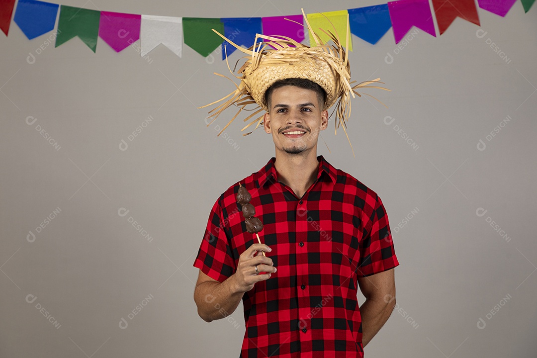Lindo casal usando roupas típicas festa junina sobre fundo isolado