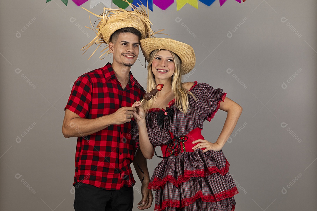 Lindo casal usando roupas típicas festa junina sobre fundo isolado