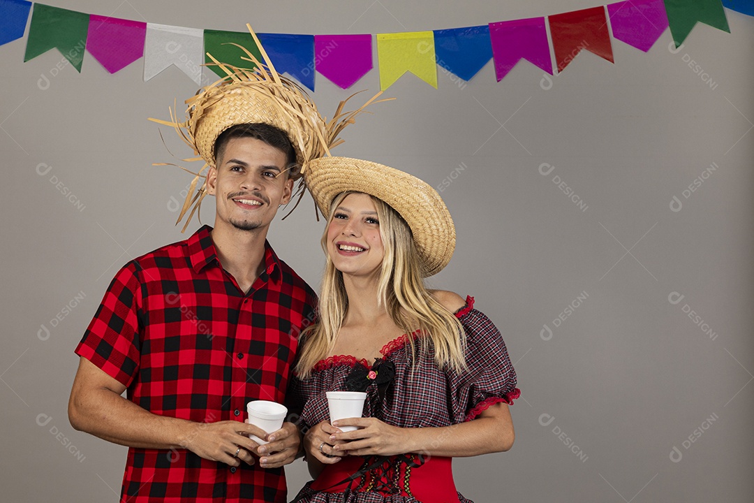 Lindo casal usando roupas típicas festa junina sobre fundo isolado