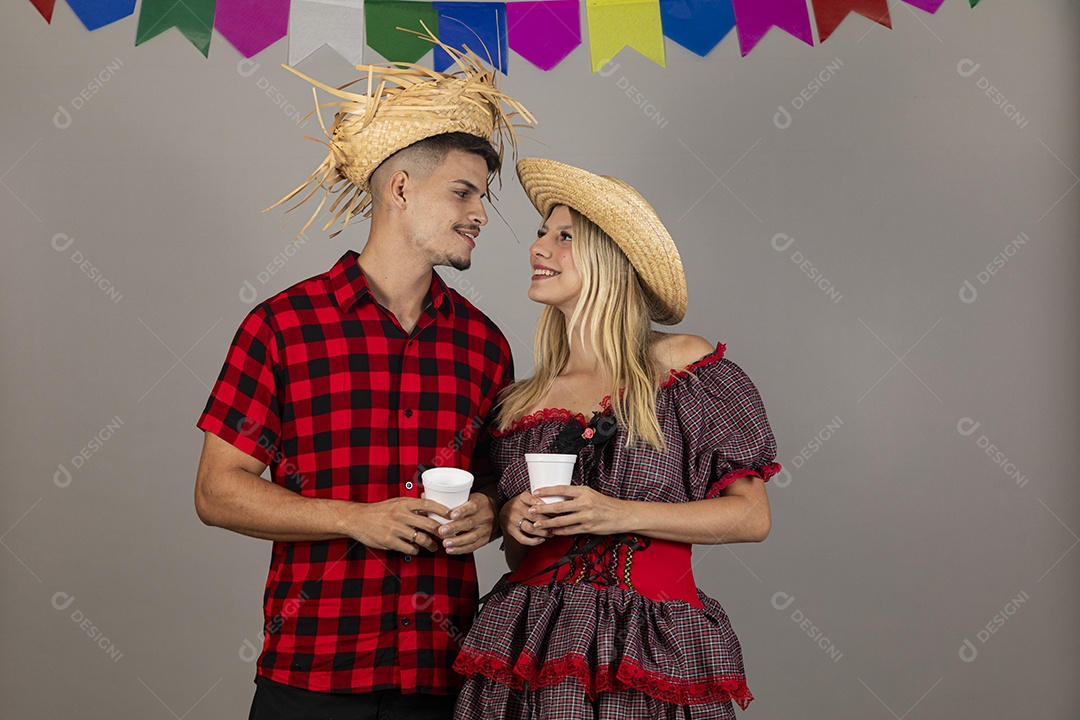 Lindo casal usando roupas típicas festa junina sobre fundo isolado