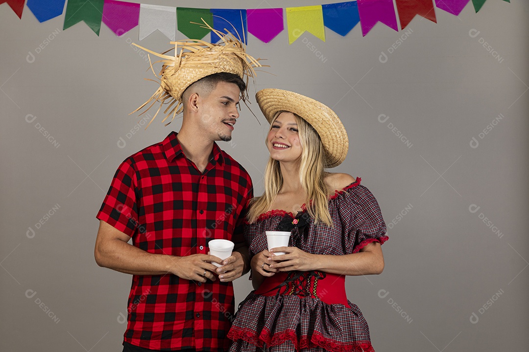 Lindo casal usando roupas típicas festa junina sobre fundo isolado