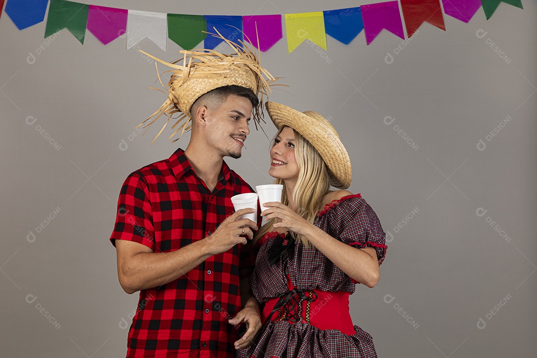 Lindo casal usando roupas típicas festa junina sobre fundo isolado