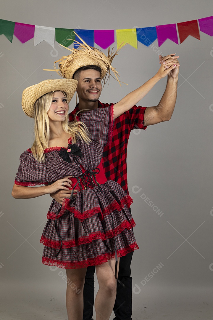 Lindo casal usando roupas típicas festa junina sobre fundo isolado