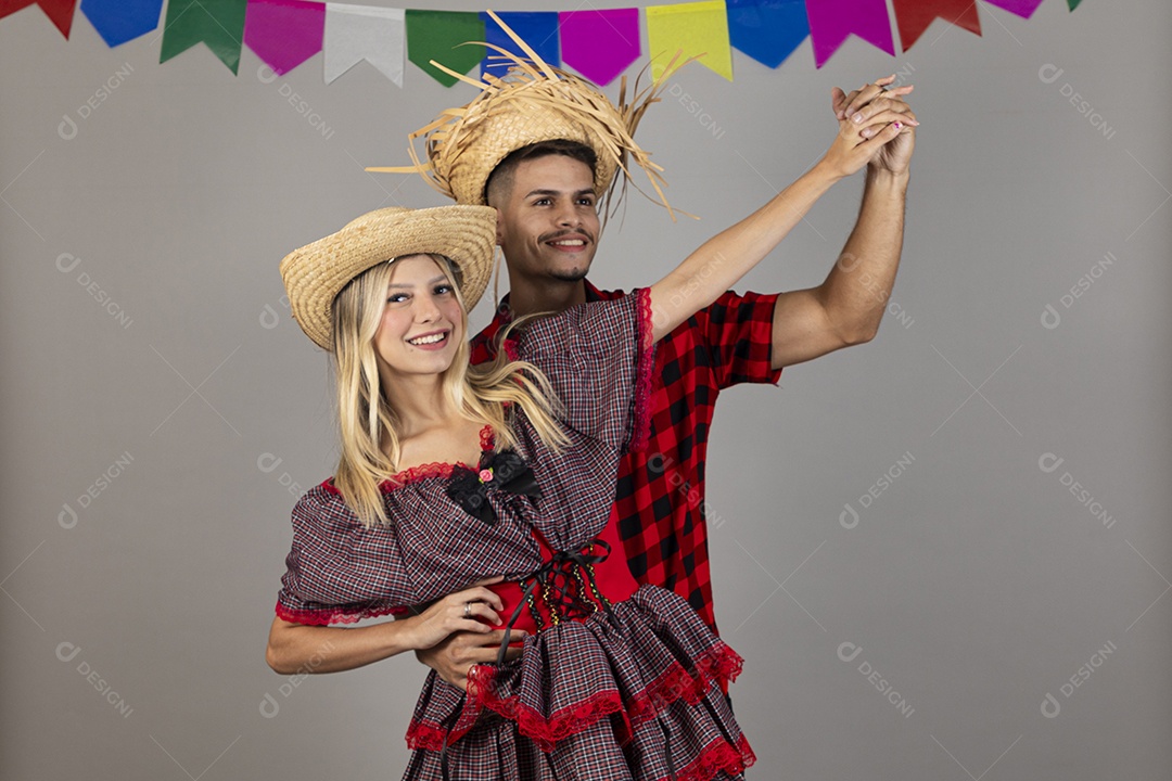 Lindo casal usando roupas típicas festa junina sobre fundo isolado