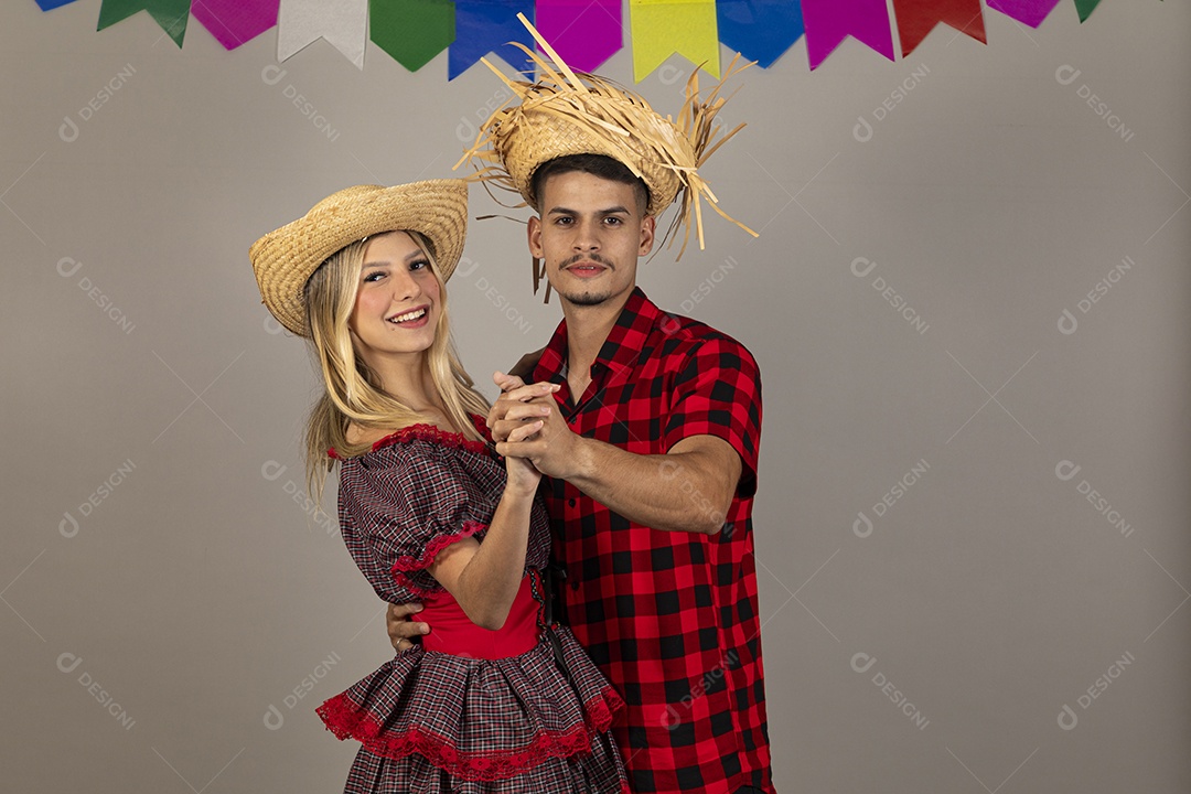 Lindo casal usando roupas típicas festa junina sobre fundo isolado