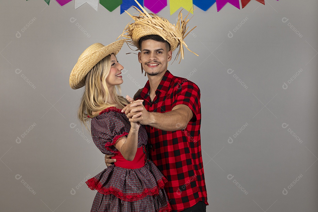 Lindo casal usando roupas típicas festa junina sobre fundo isolado