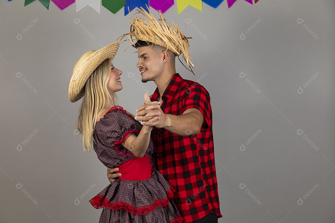 Lindo casal usando roupas típicas festa junina sobre fundo isolado