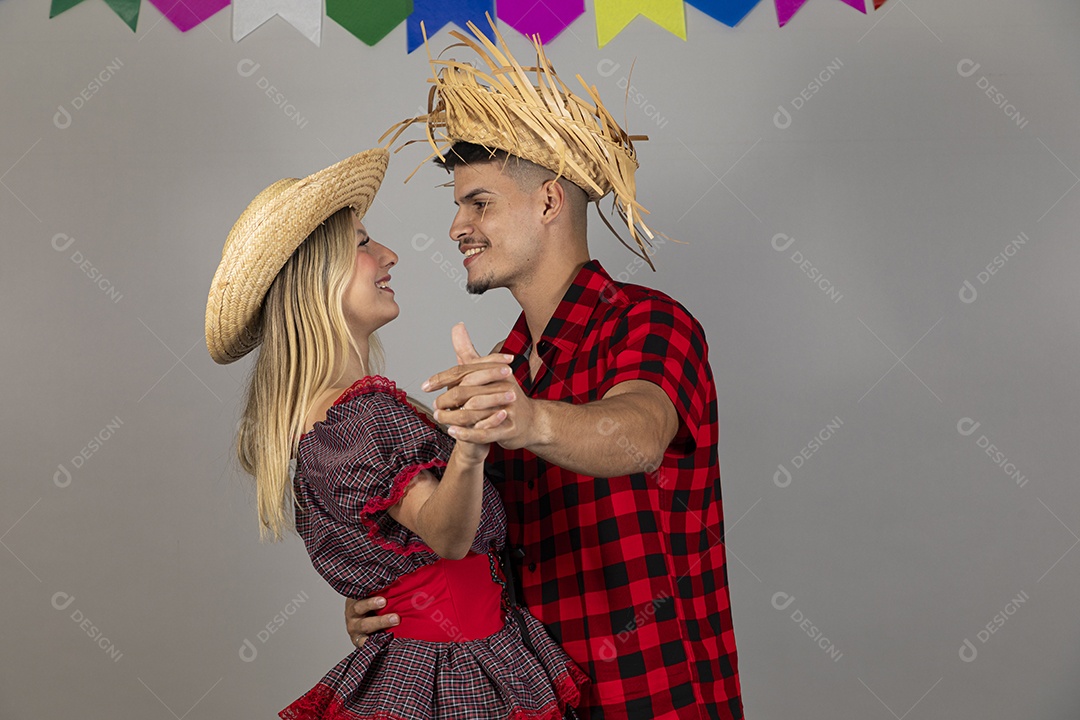 Lindo casal usando roupas típicas festa junina sobre fundo isolado