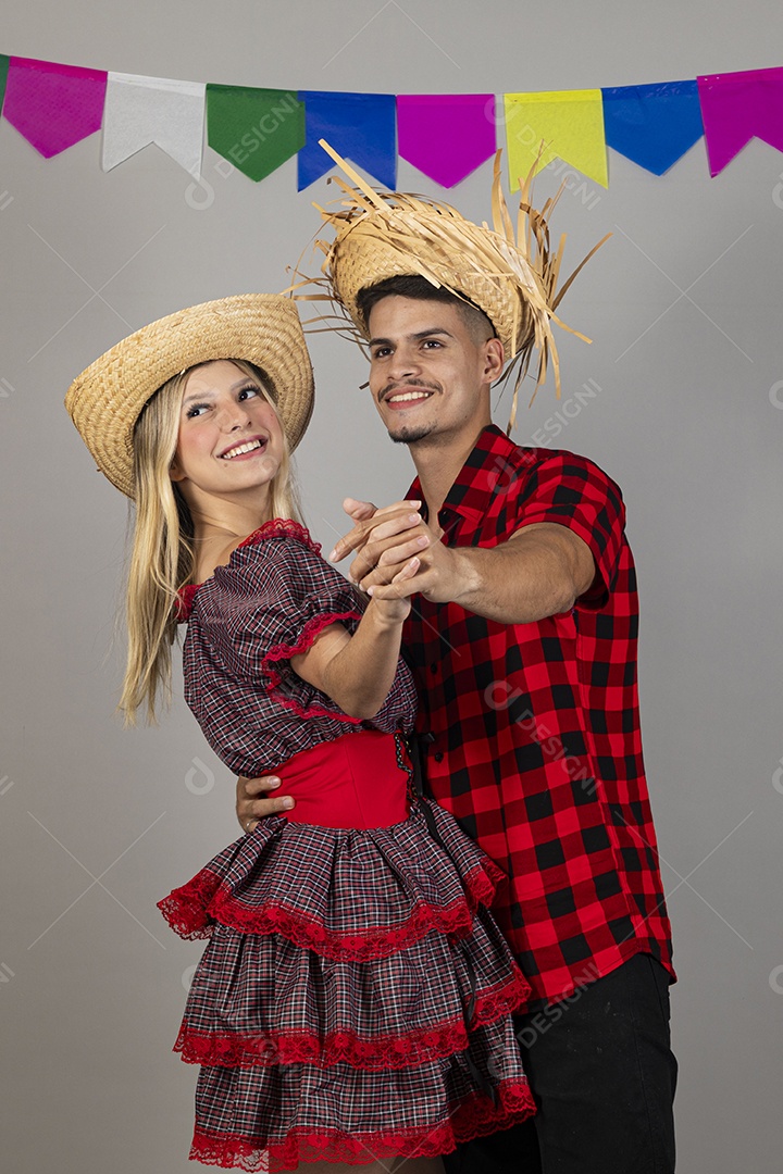 Lindo casal usando roupas típicas festa junina sobre fundo isolado