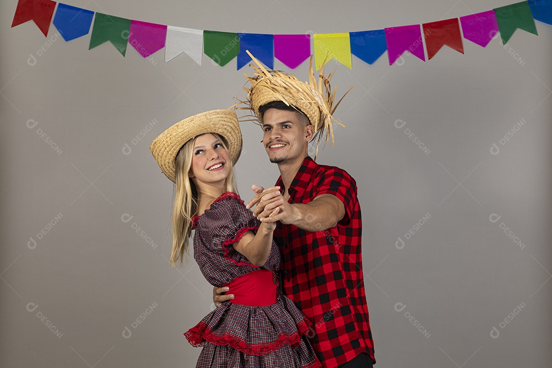 Lindo casal usando roupas típicas festa junina sobre fundo isolado
