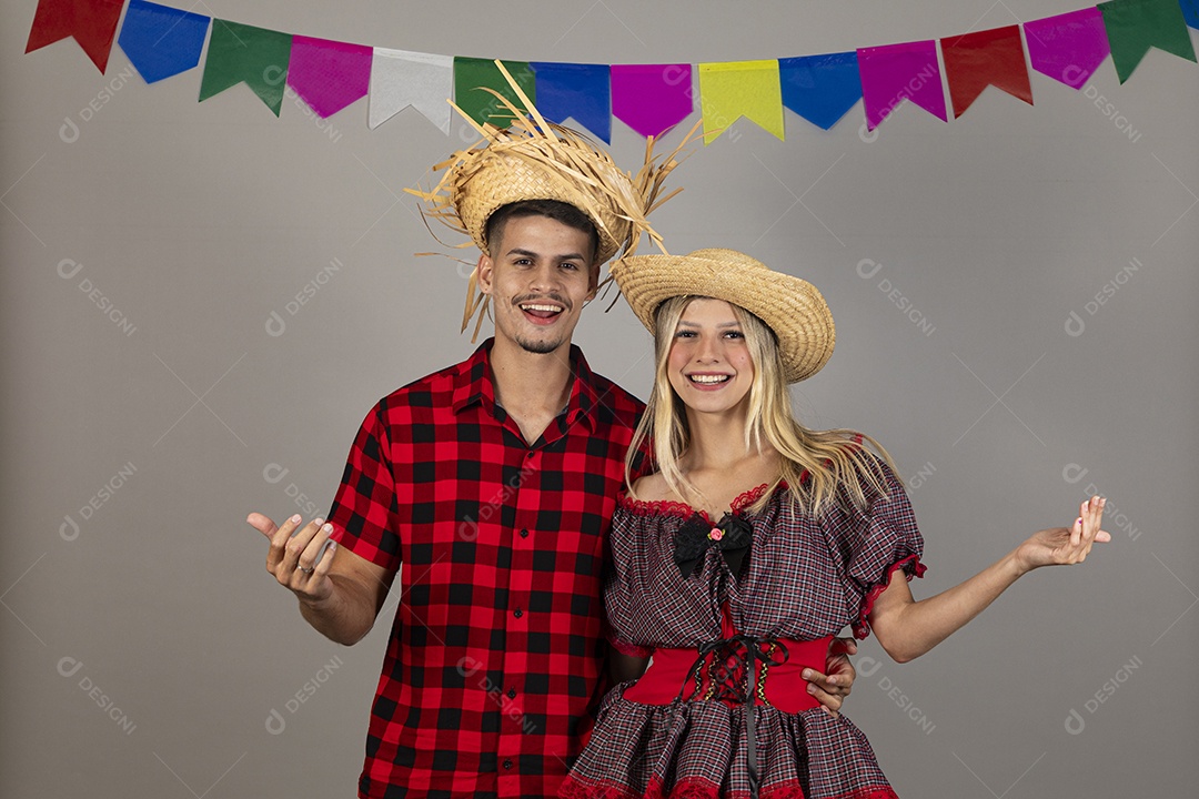Lindo casal usando roupas típicas festa junina sobre fundo isolado