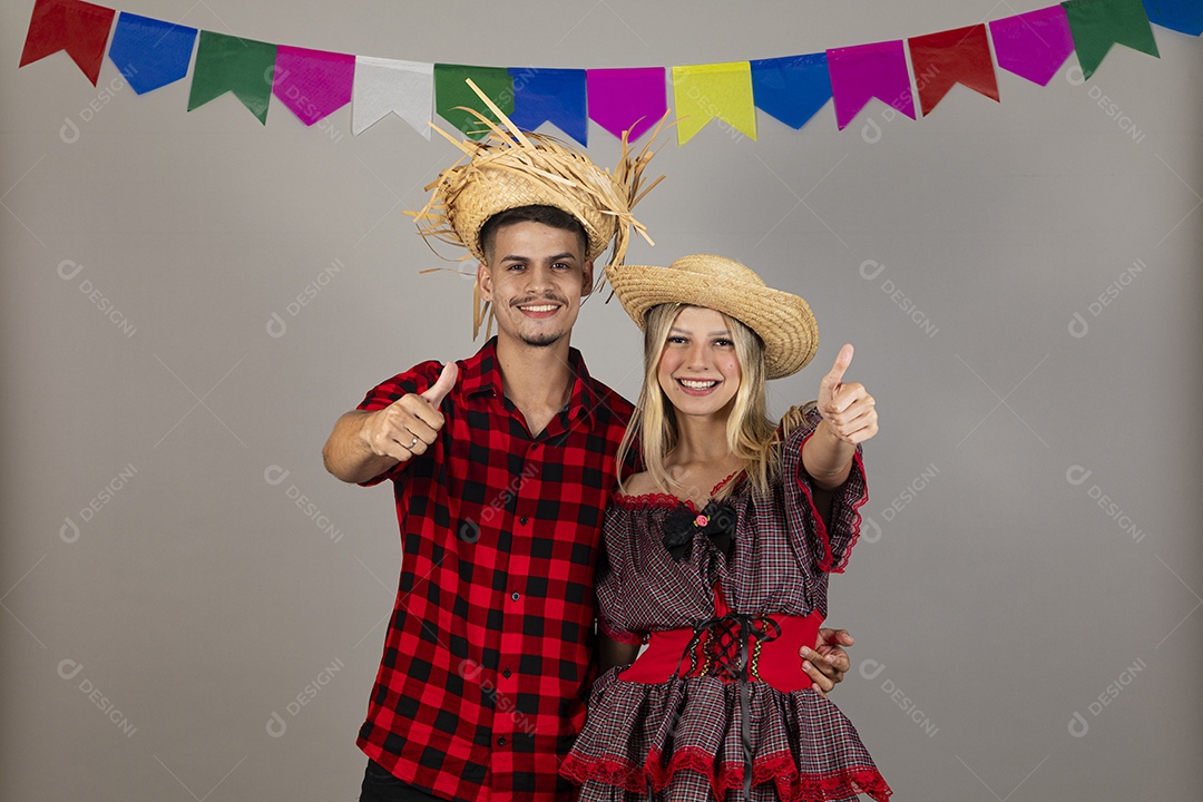 Lindo casal usando roupas típicas festa junina sobre fundo isolado