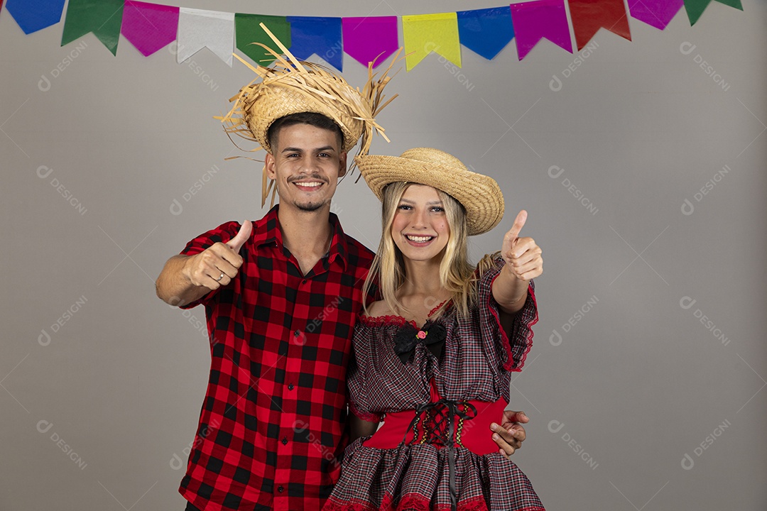 Lindo casal usando roupas típicas festa junina sobre fundo isolado