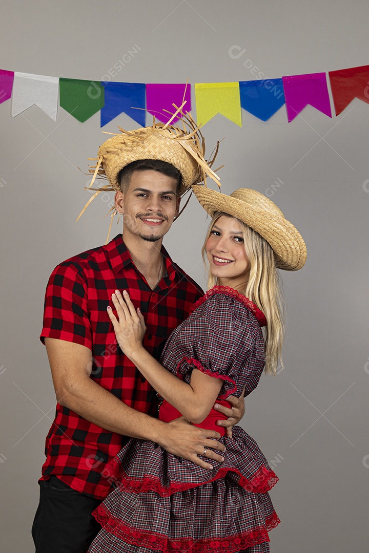 Lindo casal usando roupas típicas festa junina sobre fundo isolado