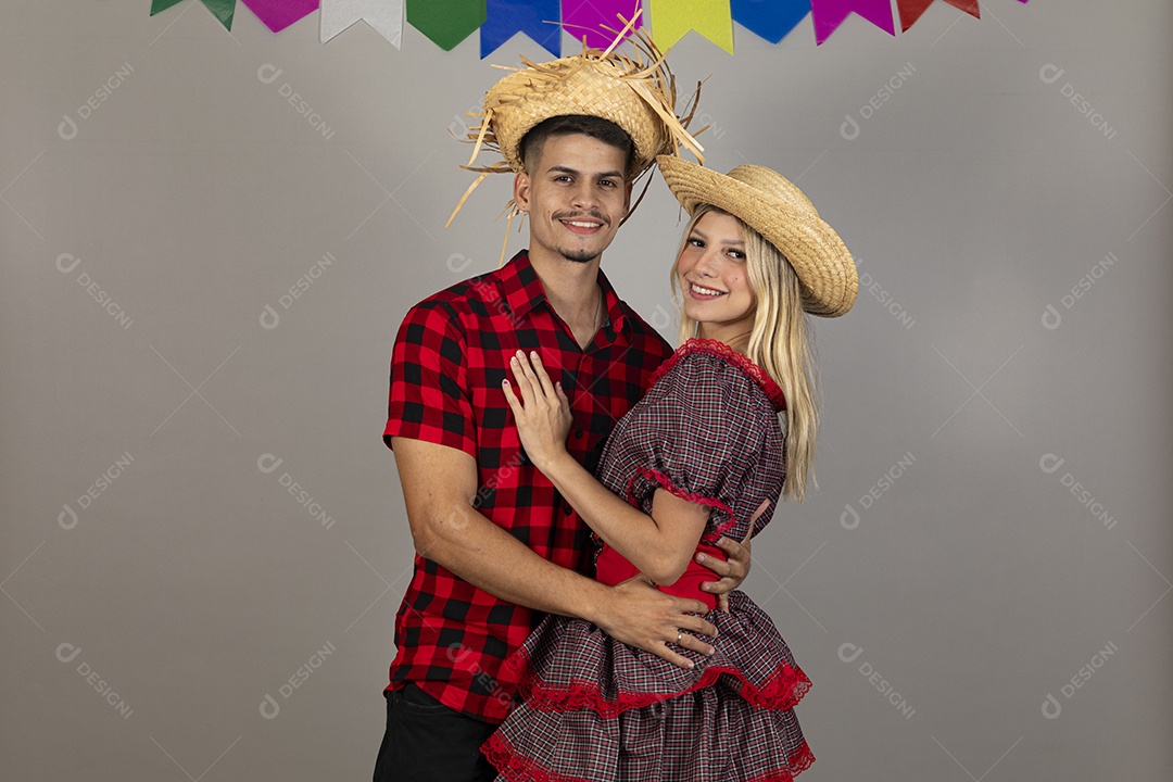 Lindo casal usando roupas típicas festa junina sobre fundo isolado