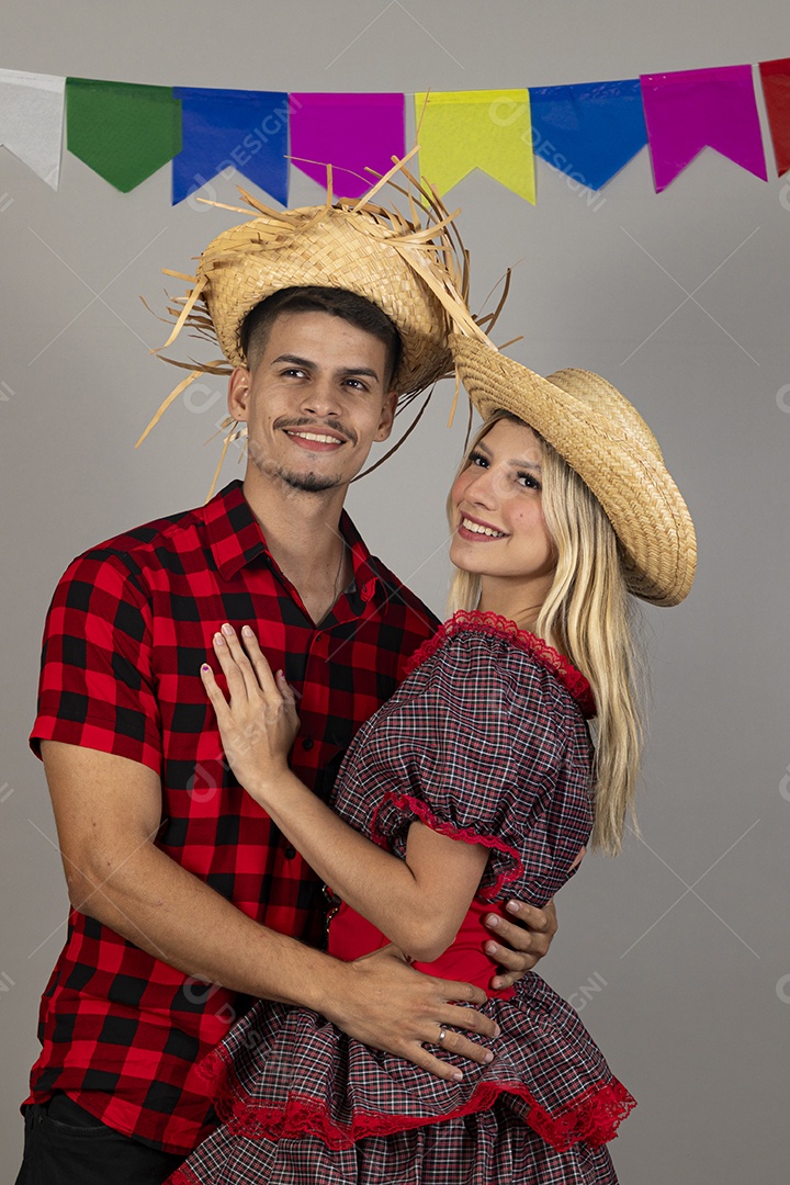 Lindo casal usando roupas típicas festa junina sobre fundo isolado