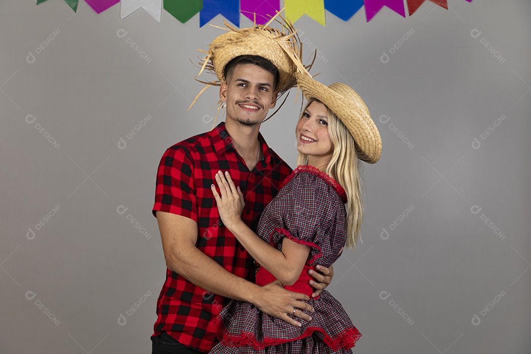 Lindo casal usando roupas típicas festa junina sobre fundo isolado