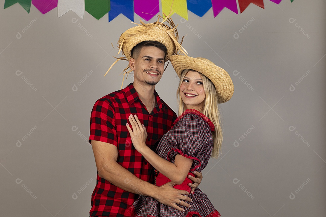 Lindo casal usando roupas típicas festa junina sobre fundo isolado